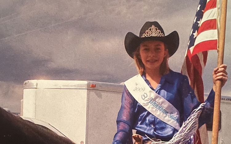 Hailey Frederiksen sosteniendo la bandera estadounidense.
